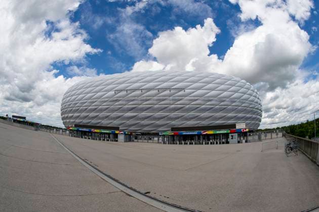 30.05.2024, Fussball Europameisterschaft 2024, Das EM-Stadion München Fußball Arena, so heisst die Allianz-Arena München während der EM, an der Fassade wurde bereits der urprüngliche Name abmontiert.