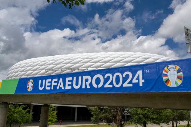 30.05.2024, Fussball Europameisterschaft 2024, Das EM-Stadion München Fußball Arena, so heisst die Allianz-Arena München während der EM, an der Fassade wurde bereits der urprüngliche Name abmontiert.