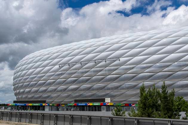 30.05.2024, Fussball Europameisterschaft 2024, Das EM-Stadion München Fußball Arena, so heisst die Allianz-Arena München während der EM, an der Fassade wurde bereits der urprüngliche Name abmontiert.