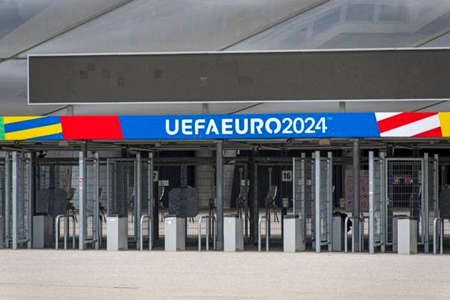 30.05.2024, Fussball Europameisterschaft 2024, Das EM-Stadion München Fußball Arena, so heisst die Allianz-Arena München während der EM, an der Fassade wurde bereits der urprüngliche Name abmontiert. Eingangsbereich mit den Zugangskontroll-Kreuzen.