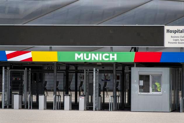 30.05.2024, Fussball Europameisterschaft 2024, Das EM-Stadion München Fußball Arena, so heisst die Allianz-Arena München während der EM, an der Fassade wurde bereits der urprüngliche Name abmontiert. Eingangsbereich mit den Zugangskontroll-Kreuzen.