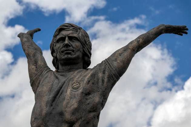 30.05.2024, Fussball Europameisterschaft 2024, Das EM-Stadion München Fußball Arena, so heisst die Allianz-Arena München während der EM, an der Fassade wurde bereits der urprüngliche Name abmontiert. Statue von Gerd Müller auf der Esplanade.