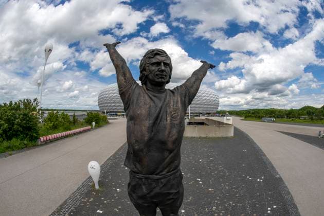 30.05.2024, Fussball Europameisterschaft 2024, Das EM-Stadion München Fußball Arena, so heisst die Allianz-Arena München während der EM, an der Fassade wurde bereits der urprüngliche Name abmontiert. Statue von Gerd Müller auf der Esplanade.