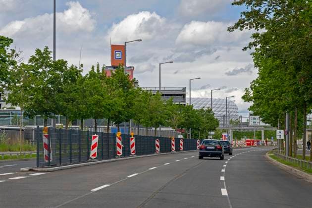 30.05.2024, Fussball Europameisterschaft 2024, Das EM-Stadion München Fußball Arena, so heisst die Allianz-Arena München während der EM, an der Fassade wurde bereits der urprüngliche Name abmontiert. Bei der Zufahrt bei der BMW-Niederlassung an der Werner-Heisenberg-Allee wurden Fahrbantrenner aus Metall angebracht, zum Schutz der Fussgänger.