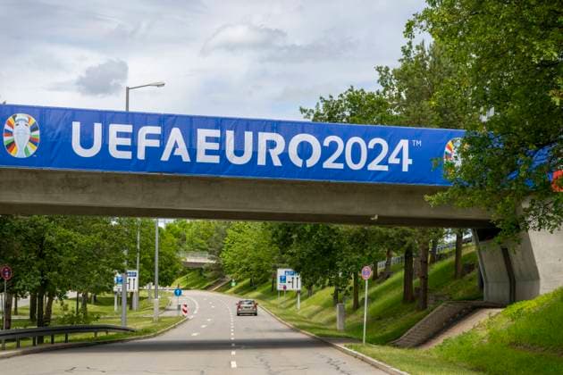 30.05.2024, Fussball Europameisterschaft 2024, Das EM-Stadion München Fußball Arena, so heisst die Allianz-Arena München während der EM, an der Fassade wurde bereits der urprüngliche Name abmontiert.