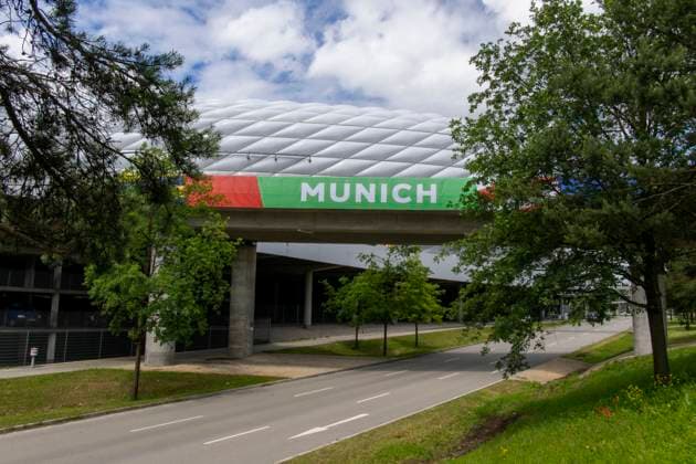 30.05.2024, Fussball Europameisterschaft 2024, Das EM-Stadion München Fußball Arena, so heisst die Allianz-Arena München während der EM, an der Fassade wurde bereits der urprüngliche Name abmontiert.