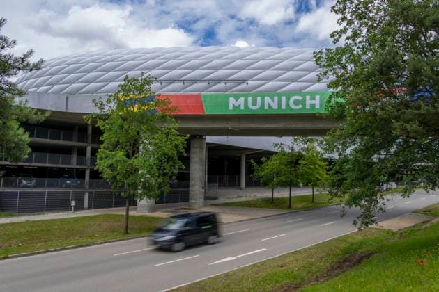 30.05.2024, Fussball Europameisterschaft 2024, Das EM-Stadion München Fußball Arena, so heisst die Allianz-Arena München während der EM, an der Fassade wurde bereits der urprüngliche Name abmontiert.