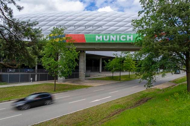 30.05.2024, Fussball Europameisterschaft 2024, Das EM-Stadion München Fußball Arena, so heisst die Allianz-Arena München während der EM, an der Fassade wurde bereits der urprüngliche Name abmontiert.