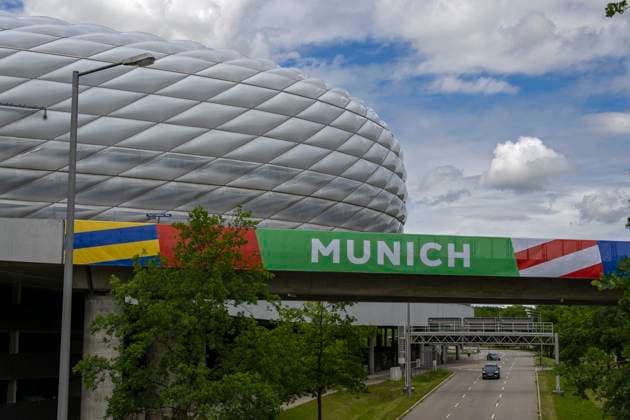 30.05.2024, Fussball Europameisterschaft 2024, Das EM-Stadion München Fußball Arena, so heisst die Allianz-Arena München während der EM, an der Fassade wurde bereits der urprüngliche Name abmontiert.