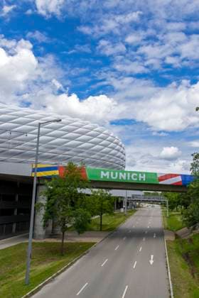 30.05.2024, Fussball Europameisterschaft 2024, Das EM-Stadion München Fußball Arena, so heisst die Allianz-Arena München während der EM, an der Fassade wurde bereits der urprüngliche Name abmontiert.