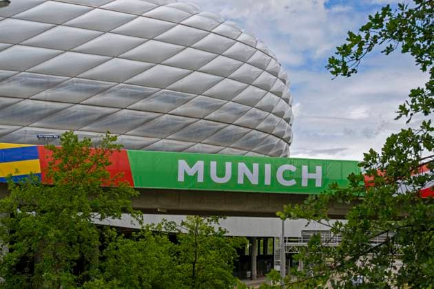 30.05.2024, Fussball Europameisterschaft 2024, Das EM-Stadion München Fußball Arena, so heisst die Allianz-Arena München während der EM, an der Fassade wurde bereits der urprüngliche Name abmontiert.