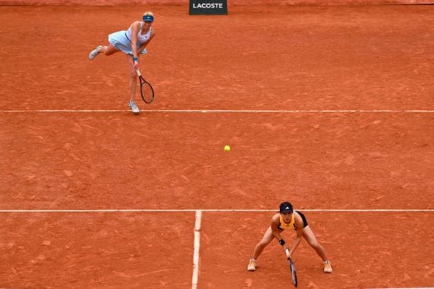 Miyu Cato ( JPN ) and Nadiia Kichenok ( UKR ) during the 2024 French Open at Roland Garros on June 5, 2024 in Paris, France. ( Photo by federico pestellini panoramic ) - TENNIS : Roland Garros 2024 - Internationaux de France - 05 06 2024 FedericoPestellini Panoramic 