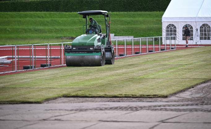 Fussball International EURO 2024 05.06.2024 Im Hermann - Saam - Stadion in Freudenstadt wird von der Firma Sportstaettenbau Garten Moser aus Reutlingen 6 Tage vor dem ersten Training der daenischen Nationalmannschaft ein Rollrasen verlegt. Eine Walze drueckt den Rasen an.