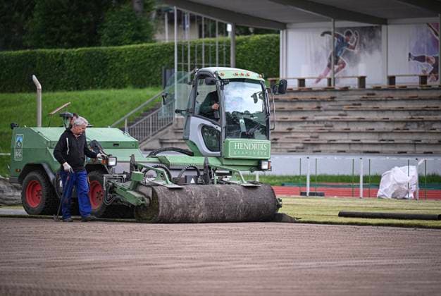 Fussball International EURO 2024 05.06.2024 Im Hermann - Saam - Stadion in Freudenstadt wird von der Firma Sportstaettenbau Garten Moser aus Reutlingen 6 Tage vor dem ersten Training der daenischen Nationalmannschaft ein Rollrasen verlegt.