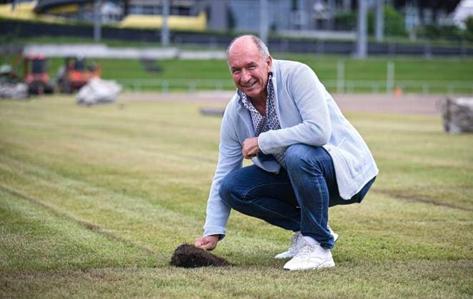 Fussball International EURO 2024 05.06.2024 Im Hermann - Saam - Stadion in Freudenstadt wird von der Firma Sportstaettenbau Garten Moser aus Reutlingen 6 Tage vor dem ersten Training der daenischen Nationalmannschaft ein Rollrasen verlegt. Der Geschaeftsfuehrer Matthias Renz von Gaten Moser prueft den Rasen.