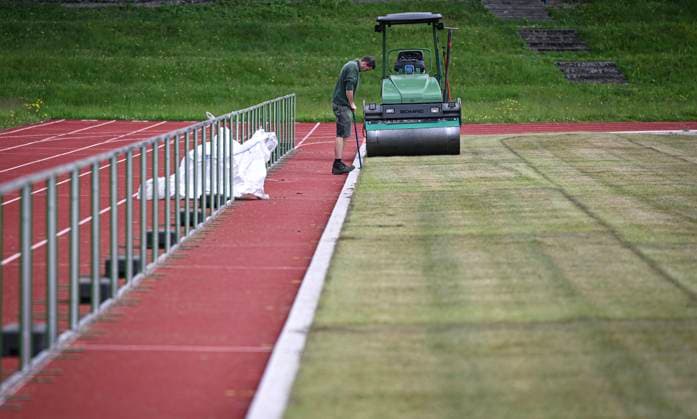 Fussball International EURO 2024 05.06.2024 Im Hermann - Saam - Stadion in Freudenstadt wird von der Firma Sportstaettenbau Garten Moser aus Reutlingen 6 Tage vor dem ersten Training der daenischen Nationalmannschaft ein Rollrasen verlegt. Eine Walze drueckt den Rasen an.