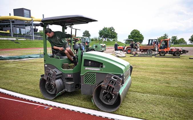 Fussball International EURO 2024 05.06.2024 Im Hermann - Saam - Stadion in Freudenstadt wird von der Firma Sportstaettenbau Garten Moser aus Reutlingen 6 Tage vor dem ersten Training der daenischen Nationalmannschaft ein Rollrasen verlegt. Eine Walze drueckt den Rasen an.