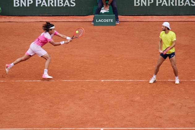 (240605) -- PARIS, June 5, 2024 -- Zhang Zhizhen (L) Tomas Machac compete during the men s doubles quarterfinal match between Zhang Zhizhen (China) Tomas Machac (Czech Republic) and Marcel Granollers (Spain) Horacio Zeballos (Argentina) at the French Open tennis tournament at Roland Garros in Paris, France, June 5, 2024. ) (SP)FRANCE-PARIS-TENNIS-FRENCH OPEN-MEN S DOUBLES MengxDingbo 