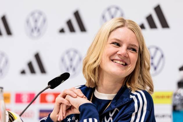 Trainingslager Vorbereitung UEFA EURO 2024 Deutschland; 05.06.2024 Franziska Wülle (Pressesprecherin DFB) lachend, lacht Trainingslager Vorbereitung UEFA EURO 2024 Deutschland - Pressekonferenz; HerzoBase, Herzogenaurach am 05.06.2024 Copyright: xBEAUTIFULxSPORTS Wunderlx
