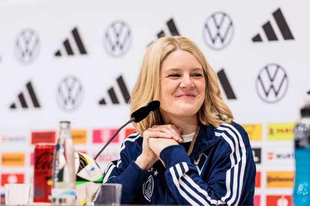 Trainingslager Vorbereitung UEFA EURO 2024 Deutschland; 05.06.2024 Franziska Wülle (Pressesprecherin DFB) lächelt, schmunzelt Trainingslager Vorbereitung UEFA EURO 2024 Deutschland - Pressekonferenz; HerzoBase, Herzogenaurach am 05.06.2024 Copyright: xBEAUTIFULxSPORTS Wunderlx