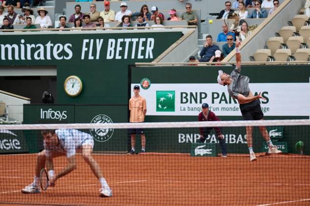 (240605) -- PARIS, June 5, 2024 -- Marcel Granollers Horacio Zeballos (R) compete during the men s doubles quarterfinal match between Zhang Zhizhen (China) Tomas Machac (Czech Republic) and Marcel Granollers (Spain) Horacio Zeballos (Argentina) at the French Open tennis tournament at Roland Garros in Paris, France, June 5, 2024. ) (SP)FRANCE-PARIS-TENNIS-FRENCH OPEN-MEN S DOUBLES MengxDingbo 
