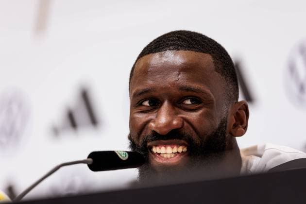 Bilder des Jahres 2024, Sport 06 Juni Sport Themen der Woche KW23 Sport Bilder des Tages Trainingslager Vorbereitung UEFA EURO 2024 Deutschland; 05.06.2024 Antonio Rüdiger (Deutschland) lacht, lachend Trainingslager Vorbereitung UEFA EURO 2024 Deutschland - Pressekonferenz; HerzoBase, Herzogenaurach am 05.06.2024 *** Training camp preparation UEFA EURO 2024 Germany 05 06 2024 Antonio Rüdiger Germany laughs, laughing Training camp preparation UEFA EURO 2024 Germany Press conference HerzoBase, Herzogenaurach on 05 06 2024 Copyright: xBEAUTIFULxSPORTS Wunderlx