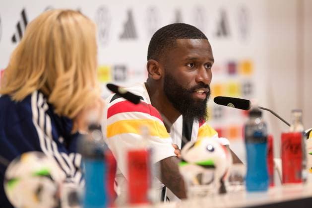 Fußball, Nationalmannschaft, 20240605, Trainingslager Pressekonferenz DFB Deutsche Fußballnationalmannschaft. Im Bild Pressesprecherin des DFB Franziska WÜLLE und Antonio RÜDIGER (Real Madrid) spricht. Herzogenaurach Homeground Bayern Deutschland Copyright: Passion2Press MarkusxFischerx