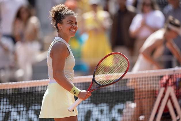 Jasmine Paolini of Italy celebrates French Open Tennis, Day 11, Tennis, Roland Garros, Paris, France - 05 June 2024  Copyright: xEllaxLing Shutterstockx 14521937l