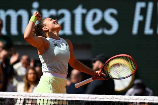 Jasmine Paolini ( ITA ) celebrates her match victory during the 2024 French Open at Roland Garros on June 5, 2024 in Paris, France. ( Photo by federico pestellini panoramic ) - TENNIS : Roland Garros 2024 - Internationaux de France - 05 06 2024 FedericoPestellini Panoramic 