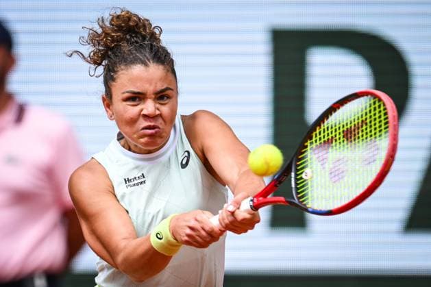 June 5, 2024, Paris, France, France: JASMINE PAOLINI of Italy in action during her French Open women s quarter-final match against E. Rybakina of Kazakhstan at Roland-Garros Stadium in Paris, France. Paolini won 6:2, 4:6, 6:4. Paris France - ZUMAm308 20240605_zsp_m308_001 Copyright: xMatthieuxMirvillex