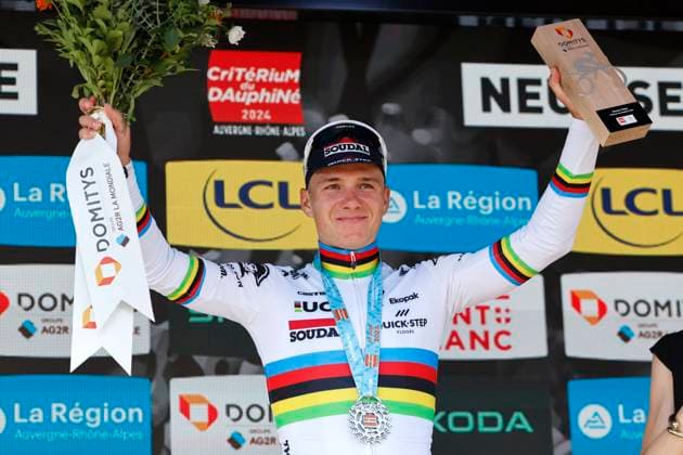 Sport Themen der Woche KW23 Sport Bilder des Tages Criterium du Dauphine 2024 - stage 4 NEULISE, FRANCE - JUNE 05 : Evenepoel Remco (BEL) of Soudal - Quick Step pictured during the podium ceremony of stage 4, an individual time trial of 34.4 km, of the 76th edition of the Criterium du Dauphine 2024 cycling race with start in Saint-Germain-Laval and finish in Neulise on June 5, 2024 in Neulise, France, 05 06 2024 Neulise France  Copyright: xJanxDexMeuleneirx
