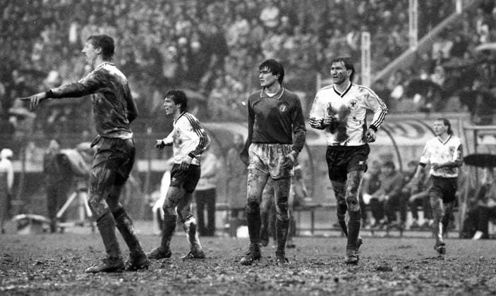 Archivbilder der Woche SPORT KW23 05.02.86 Italien - Deutschland Italien, Avellino, 05.02.1986, Fussball, Freundschaftsspiel, Italien - DFB Deutschland (1:2): v.l. Guido Buchwald, Lothar Matthäus (beide Deutschland), Aldo Serena (Italien), Klaus Augenthaler (Deutschland). *** 05 02 86 Italy Germany Italy, Avellino, 05 02 1986, Football, Friendly match, Italy DFB Germany 1 2 f l Guido Buchwald, Lothar Matthäus both Germany , Aldo Serena Italy , Klaus Augenthaler Germany