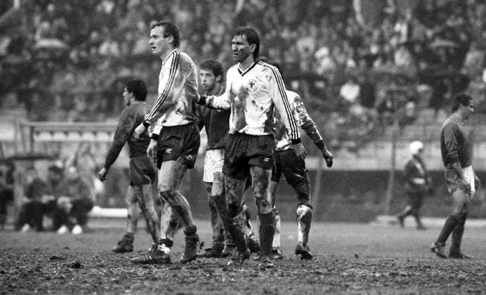 Archivbilder der Woche SPORT KW23 05.02.86 Italien - Deutschland Italien, Avellino, 05.02.1986, Fussball, Freundschaftsspiel, Italien - DFB Deutschland (1:2): v.l. Hans-Peter Briegel, Klaus Augenthaler (beide Deutschland). *** 05 02 86 Italy Germany Italy, Avellino, 05 02 1986, Football, Friendly match, Italy DFB Germany 1 2 from l Hans Peter Briegel, Klaus Augenthaler both Germany