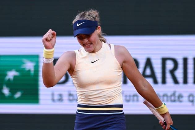 Mirra Andreeva ( RUS ) celebrates his match victory during the 2024 French Open at Roland Garros on June 5, 2024 in Paris, France. ( Photo by federico pestellini panoramic ) - TENNIS : Roland Garros 2024 - Internationaux de France - 05 06 2024 FedericoPestellini Panoramic 