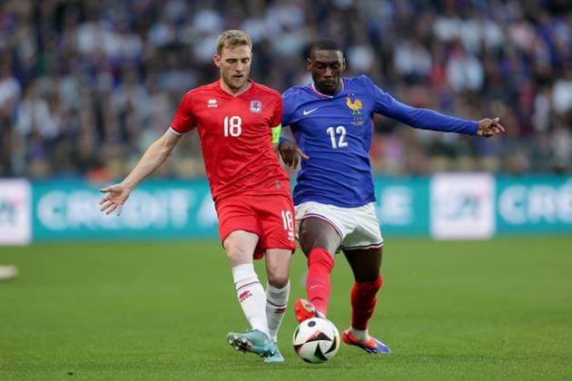 Laurent Jans (Kapitän Luxemburg 18) im Zweikampf mit Randal Kolo Muani (Frankreich 12) Fussball, Saison 20223-2024, Freundschaftsspiel, Länderspiel 05.06.2024 Nationalmannschaft Frankreich - Luxemburg (France vs Luxembourg) Stade Saint-Symphorien, Metz