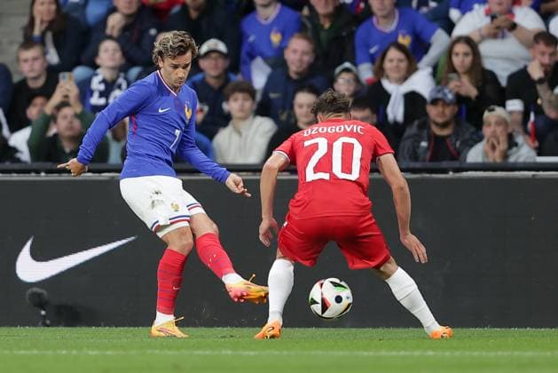 Antoine Griezmann (Frankreich 7) tunnelt Eldin Dzogovic (Luxemburg 20) Fussball, Saison 20223-2024, Freundschaftsspiel, Länderspiel 05.06.2024 Nationalmannschaft Frankreich - Luxemburg (France vs Luxembourg) Stade Saint-Symphorien, Metz
