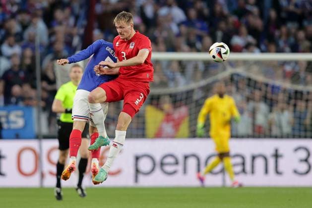 Kopfballduell zwischen Antoine Griezmann (Frankreich 7) und Enes Mahmutovic (Luxemburg 3) Fussball, Saison 20223-2024, Freundschaftsspiel, Länderspiel 05.06.2024 Nationalmannschaft Frankreich - Luxemburg (France vs Luxembourg) Stade Saint-Symphorien, Metz