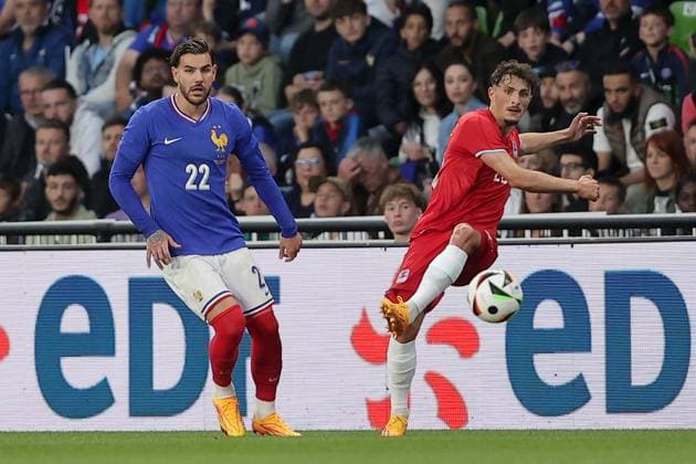 Eldin Dzogovic (Luxemburg 20) im Zweikampf mit Theo Hernandez (Frankreich 22) Fussball, Saison 20223-2024, Freundschaftsspiel, Länderspiel 05.06.2024 Nationalmannschaft Frankreich - Luxemburg (France vs Luxembourg) Stade Saint-Symphorien, Metz