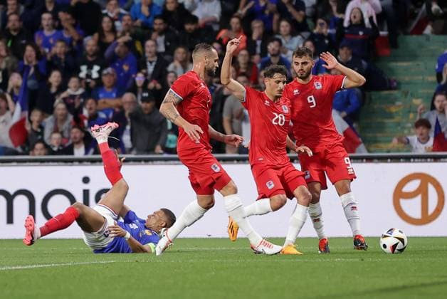 kein Foul an Kylian MbappÃ (Frankreich 10) von Maxime Chanot (Luxemburg 2), Eldin Dzogovic (Luxemburg 20), Danel Sinani (Luxemburg 9) Fussball, Saison 20223-2024, Freundschaftsspiel, Länderspiel 05.06.2024 Nationalmannschaft Frankreich - Luxemburg (France vs Luxembourg) Stade Saint-Symphorien, Metz
