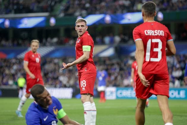 Laurent Jans (Kapitän Luxemburg 18) unschuldig nach Foul an Kylian MbappÃ (Frankreich 10) Fussball, Saison 20223-2024, Freundschaftsspiel, Länderspiel 05.06.2024 Nationalmannschaft Frankreich - Luxemburg (France vs Luxembourg) Stade Saint-Symphorien, Metz