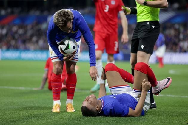Sport Bilder des Tages Antoine Griezmann (Frankreich 7) schaut nach Kylian MbappÃ (Frankreich 10), verletzt, Verletzung, Schmerzen, Fussball, Saison 20223-2024, Freundschaftsspiel, Länderspiel 05.06.2024 Nationalmannschaft Frankreich - Luxemburg (France vs Luxembourg) Stade Saint-Symphorien, Metz