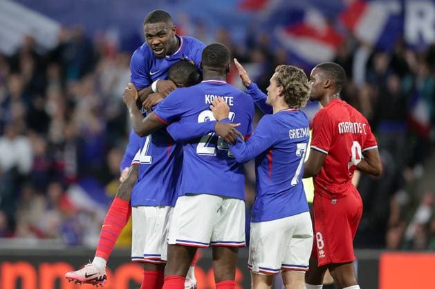 Frankreich jubelt, freut sich, Jubel, Freude nach dem 1:0 durch Randal Kolo Muani (Frankreich 12), Marcus Thuram (Frankreich 15), Ibrahima Konatà (Frankreich 24), Antoine Griezmann (Frankreich 7) Fussball, Saison 20223-2024, Freundschaftsspiel, Länderspiel 05.06.2024 Nationalmannschaft Frankreich - Luxemburg (France vs Luxembourg) Stade Saint-Symphorien, Metz