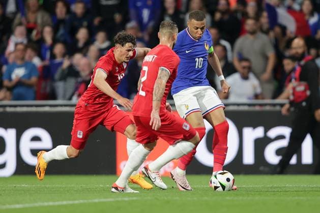 Kylian MbappÃ (Frankreich 10) im Zweikampf mit Eldin Dzogovic (Luxemburg 20), Maxime Chanot (Luxemburg 2) Fussball, Saison 20223-2024, Freundschaftsspiel, Länderspiel 05.06.2024 Nationalmannschaft Frankreich - Luxemburg (France vs Luxembourg) Stade Saint-Symphorien, Metz
