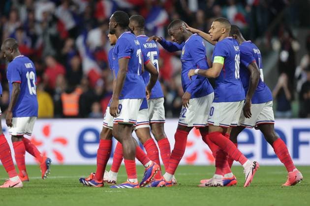 Frankreich jubelt, freut sich, Jubel, Freude nach dem 1:0, Randal Kolo Muani (Frankreich 12), Kylian MbappÃ (Frankreich 10) Fussball, Saison 20223-2024, Freundschaftsspiel, Länderspiel 05.06.2024 Nationalmannschaft Frankreich - Luxemburg (France vs Luxembourg) Stade Saint-Symphorien, Metz