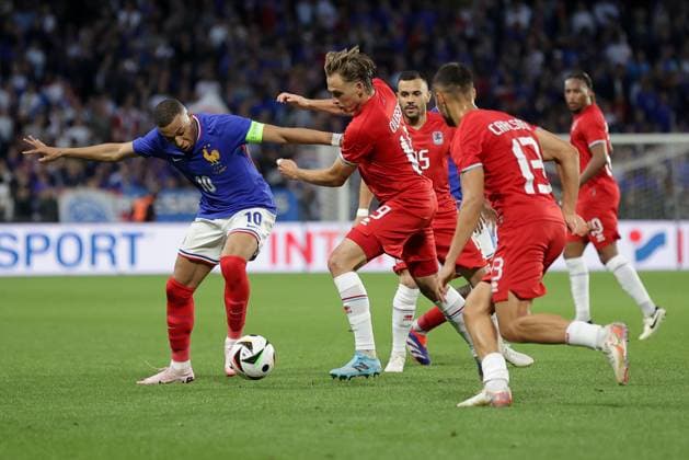 Kylian MbappÃ (Frankreich 10) im Zweikampf mit Mathias Olesen (Luxemburg 19), Mirza Mustafic (Luxemburg 15), Dirk Carlson (Luxemburg 13) Fussball, Saison 20223-2024, Freundschaftsspiel, Länderspiel 05.06.2024 Nationalmannschaft Frankreich - Luxemburg (France vs Luxembourg) Stade Saint-Symphorien, Metz