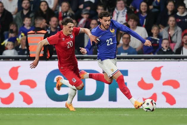 Eldin Dzogovic (Luxemburg 20) im Zweikampf mit Theo Hernandez (Frankreich 22) Fussball, Saison 20223-2024, Freundschaftsspiel, Länderspiel 05.06.2024 Nationalmannschaft Frankreich - Luxemburg (France vs Luxembourg) Stade Saint-Symphorien, Metz