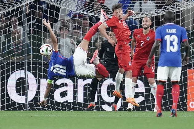Sport Bilder des Tages Fussball Freundschaftsspiel 05.06.2024, Fussball Länderspiel, Laenderspiel, Friendly game, Freundschaftsspiel, Amical, 2024, France, Stade St Symphorien, Metz, France (FRA) - Luxemburg (LUX) vl: Kylian Mbappe (France, Frankreich 15) mit Seitenfallzieher gegen Eldin Dzogovic (Luxemburg, Luxembourg, FLF 20)