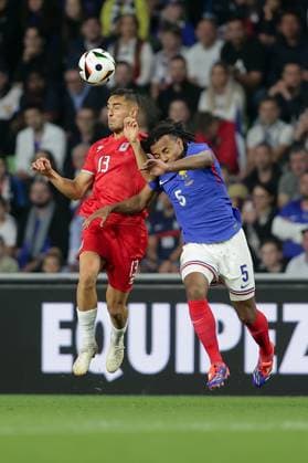 Kopfballduell zwischen Dirk Carlson (Luxemburg 13) und Jules KoundÃ (Frankreich 5) Fussball, Saison 20223-2024, Freundschaftsspiel, Länderspiel 05.06.2024 Nationalmannschaft Frankreich - Luxemburg (France vs Luxembourg) Stade Saint-Symphorien, Metz