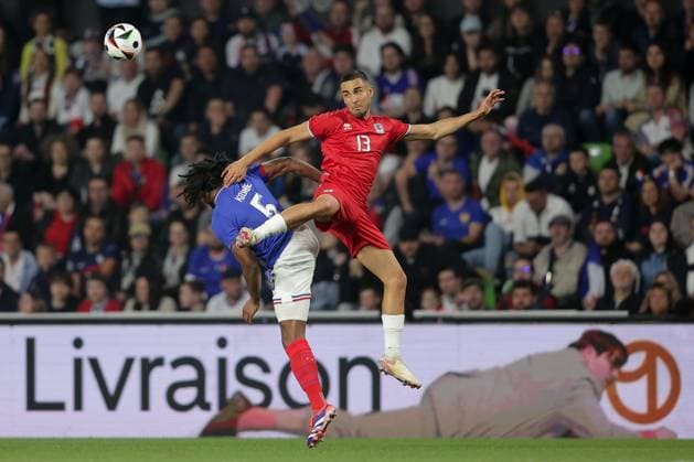 Kopfballduell zwischen Jules KoundÃ (Frankreich 5) und Dirk Carlson (Luxemburg 13) Fussball, Saison 20223-2024, Freundschaftsspiel, Länderspiel 05.06.2024 Nationalmannschaft Frankreich - Luxemburg (France vs Luxembourg) Stade Saint-Symphorien, Metz