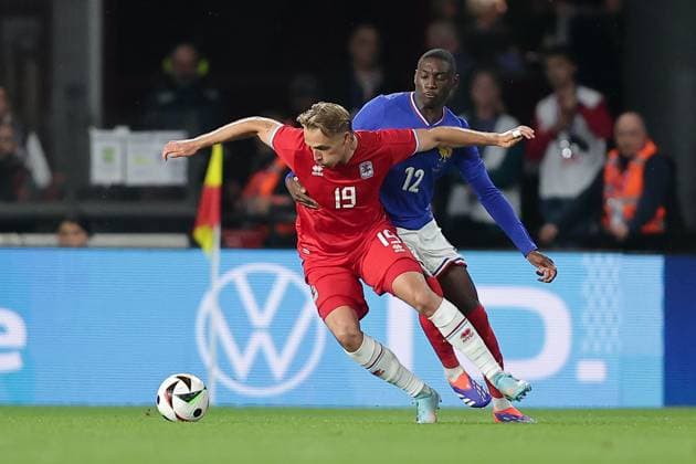 Mathias Olesen (Luxemburg 19) im Zweikampf mit Randal Kolo Muani (Frankreich 12) Fussball, Saison 20223-2024, Freundschaftsspiel, Länderspiel 05.06.2024 Nationalmannschaft Frankreich - Luxemburg (France vs Luxembourg) Stade Saint-Symphorien, Metz